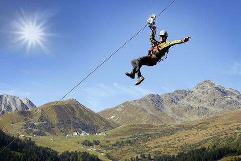 Mit der Zipline die Berge von oben erleben - Mit der Zipline die Berge von oben erleben Mit der Zipline die Berge von oben erleben - Mit der Zipline die Berge von oben erleben