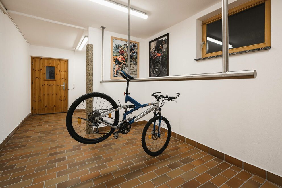 Versperrter Fahrradraum mit Servicestation Das Jochum verfügt über einen eigenen Bikekeller. Im Bikekeller finden Sie auch einfaches Werkzeug, Lademöglichkeiten und eine Luftpumpe.