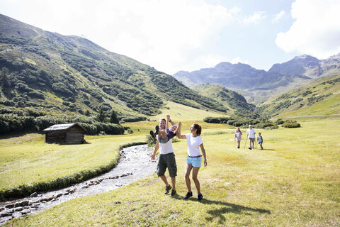 @Serfaus-Fiss-Ladis Marketing GmbH, @Zangerl Daniel - Spaß für die ganze Familie beim Wandern @Serfaus-Fiss-Ladis Marketing GmbH, @Zangerl Daniel - Spaß für die ganze Familie beim Wandern