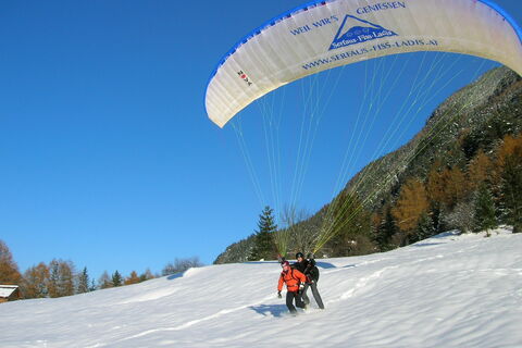 @Serfaus-Fiss-Ladis Marketing GmbH, @Patsch Roland - Paragliding im Winter